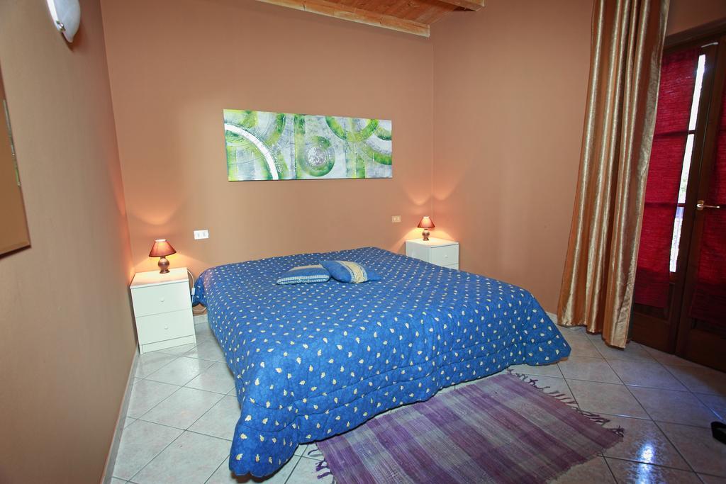Agriturismo Licensi Del Bresa Βίλα Monzambano Δωμάτιο φωτογραφία